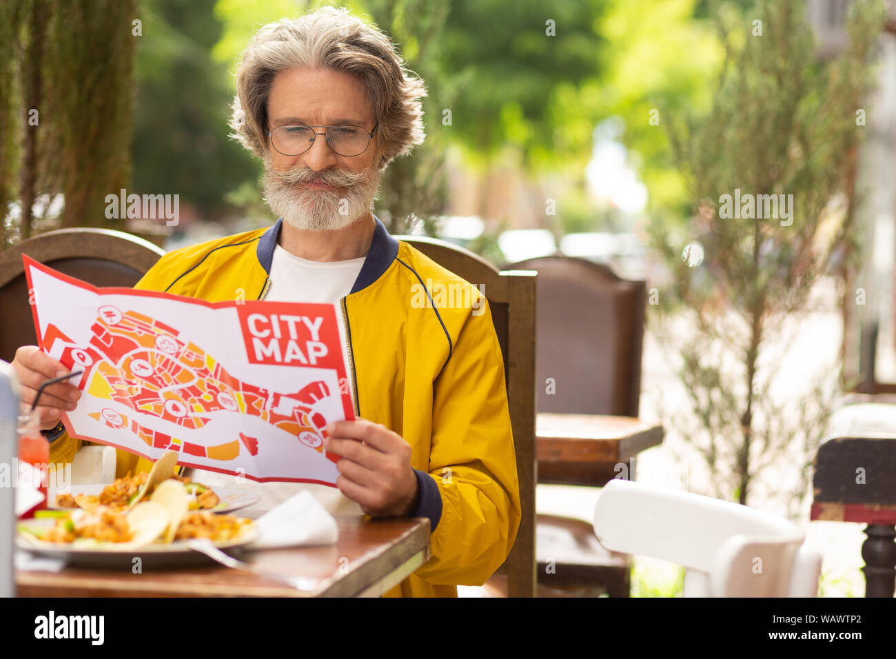 Mann auf der Straße cafe Vorbereitung auf seinen Spaziergang. Stockfoto