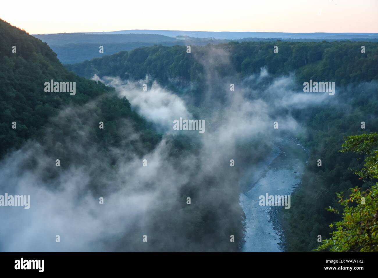 Morgennebel steigt mit der Sonne im August Morgen in Letchworth State Park. Stockfoto