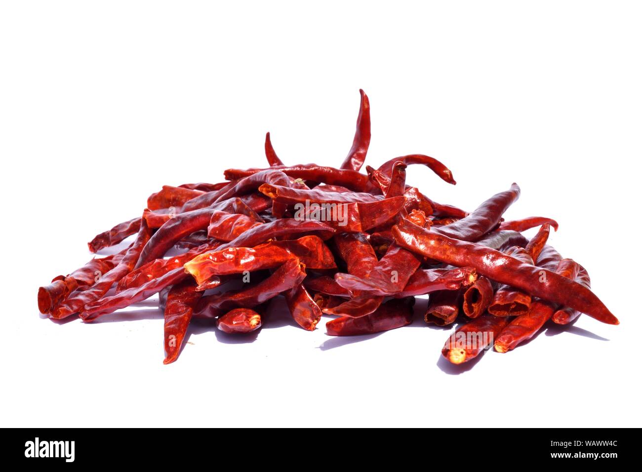 Stapel der Getrocknete rote Chili auf weißem Hintergrund, Kräuter und Gewürze zum Kochen Stockfoto