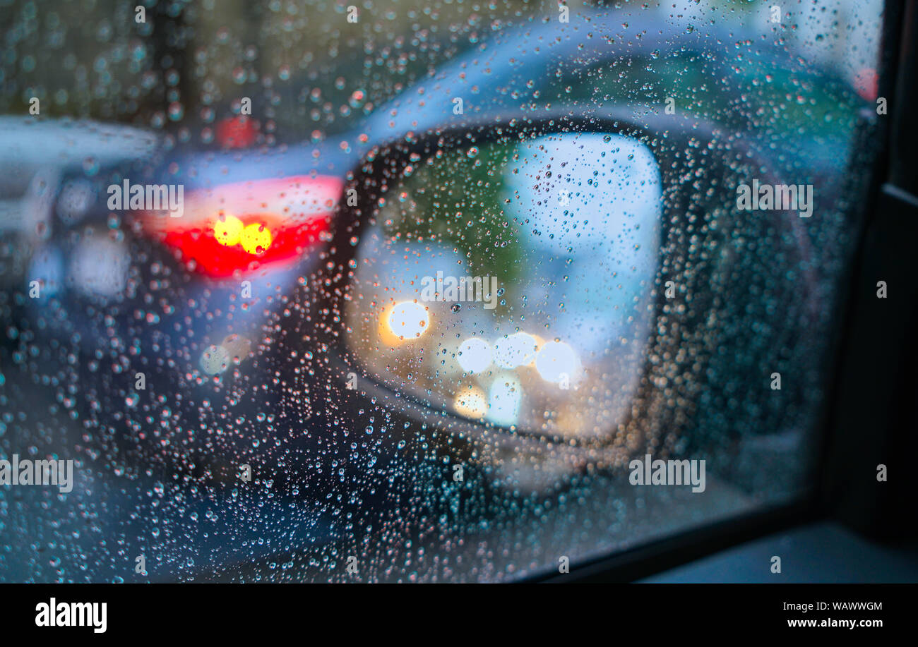 Montreal, Quebec, Kanada, August 21,2019. Auto Spiegel durch Regen durchnässt Fenster gesehen. Montreal, Quebec, Kanada. Credit: Mario Beauregard/Alamy Nachrichten Stockfoto