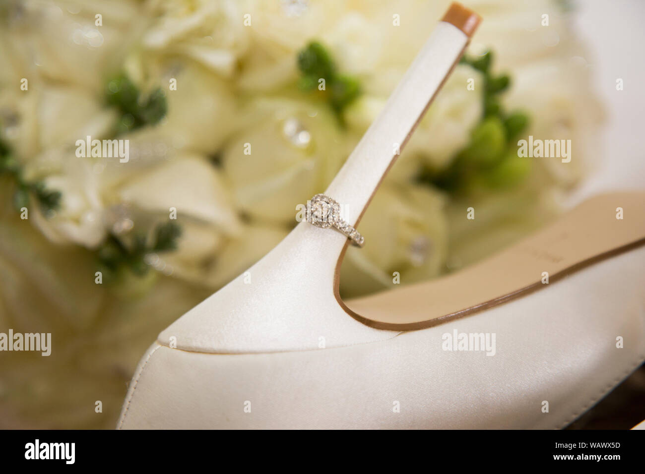 Bräute Verlobungsring auf der Ferse der Schuh der Braut an ihrem Hochzeitstag, Braut prep Fotografie vor ihrer Hochzeit Stockfoto