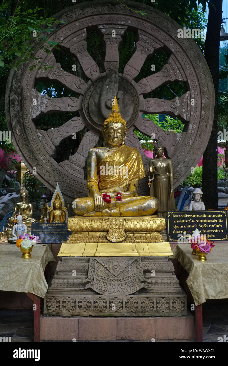 Ein Buddha Figur mit dem Rad des Karmas, in Wat Sanghathan, eine Meditation Tempel in Nonthaburi, Thailand, gegründet von dem Mönch Luang Phor Sanong Katapunyo Stockfoto