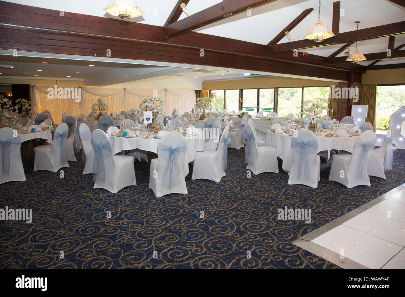 Hochzeit Zimmer, alle gekleidet und bereit für die Hochzeit, Hochzeit frühstück Feier, Hochzeit in Shropshire, England Stockfoto