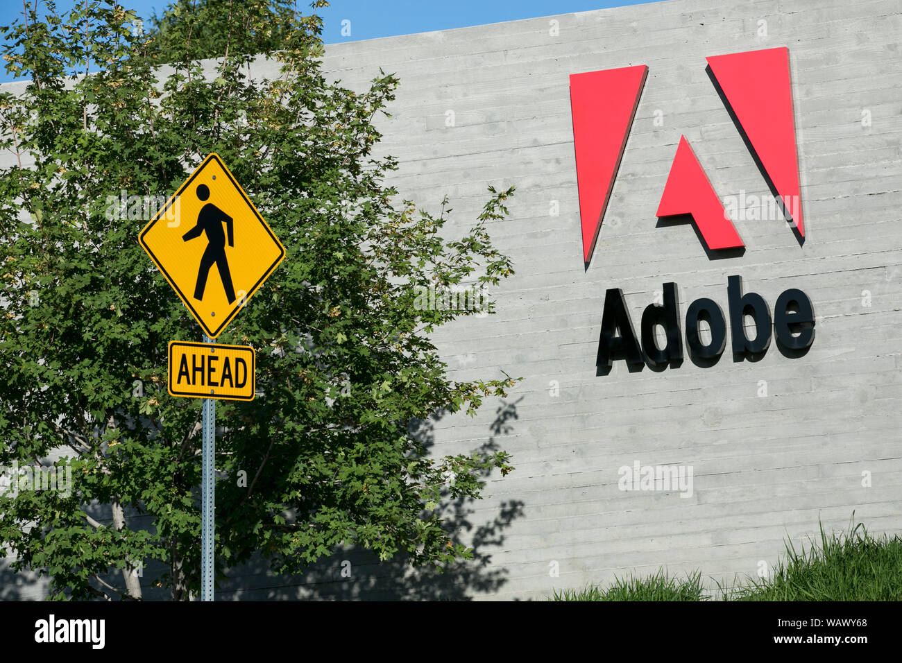 Ein logo Zeichen außerhalb einer Anlage, die von Adobe Inc., die in Lehi, Utah besetzt am 27. Juli 2019. Stockfoto