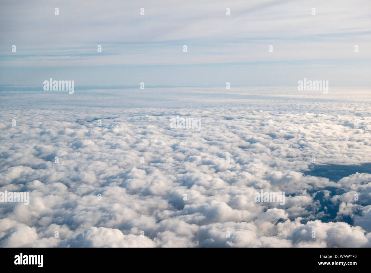 Allgemeine Ansicht der niedrig liegenden Wolke aus einem Flugzeug Fenster über Europa gesehen. Stockfoto