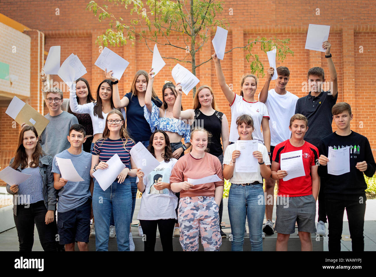 Übertragen die Korrektur links Die neun Sätze der Zwillinge, setzte ihre GCSE-Prüfungen bei Robert's kann Schule dieses Jahr NACH RECHTS, (hintere Reihe, von links nach rechts) Harry Wand (fehlende sein Zwillingsbruder Jack), Rosie Dolan, Nya Halliday, Cara Holmes-Henderson, Lucy Whittaker, Lauren Collins, Hattie Meilen, jaylen Hall, Liam Thompson, (vordere Reihe, von links nach rechts) Helena Dolan, Lyndon Halliday, Ellie Holmes-Henderson, Eleanor Whittaker, Holly Collins, Clara Meilen, Cameron Hall, Ashley Thompson, Feiern, ihre Ergebnisse auf Robert's kann Schule in Odiham, Hampshire. Stockfoto