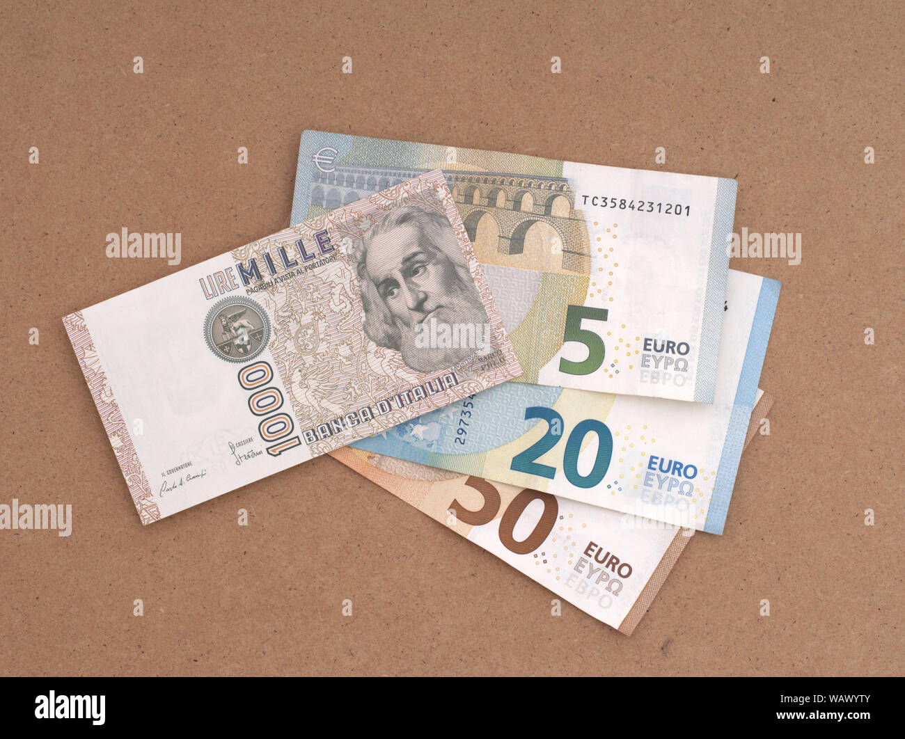 MASSA CARRARA, Italien - 14 AUGUST 2019: Italienische Lire alte und überholte Hinweis Overlays und Teil verdeckt neue Euro Geld. Stockfoto