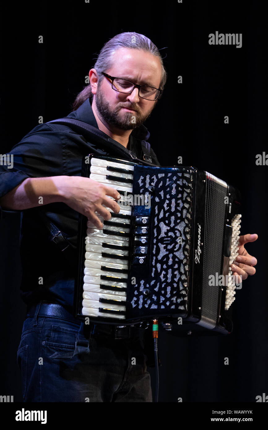 Ilya Shneyveys spielen Klezmer musik auf dem Akkordeon bei einer Fakultät Konzert während der klezfest Music Festival in London, August 2019. Stockfoto