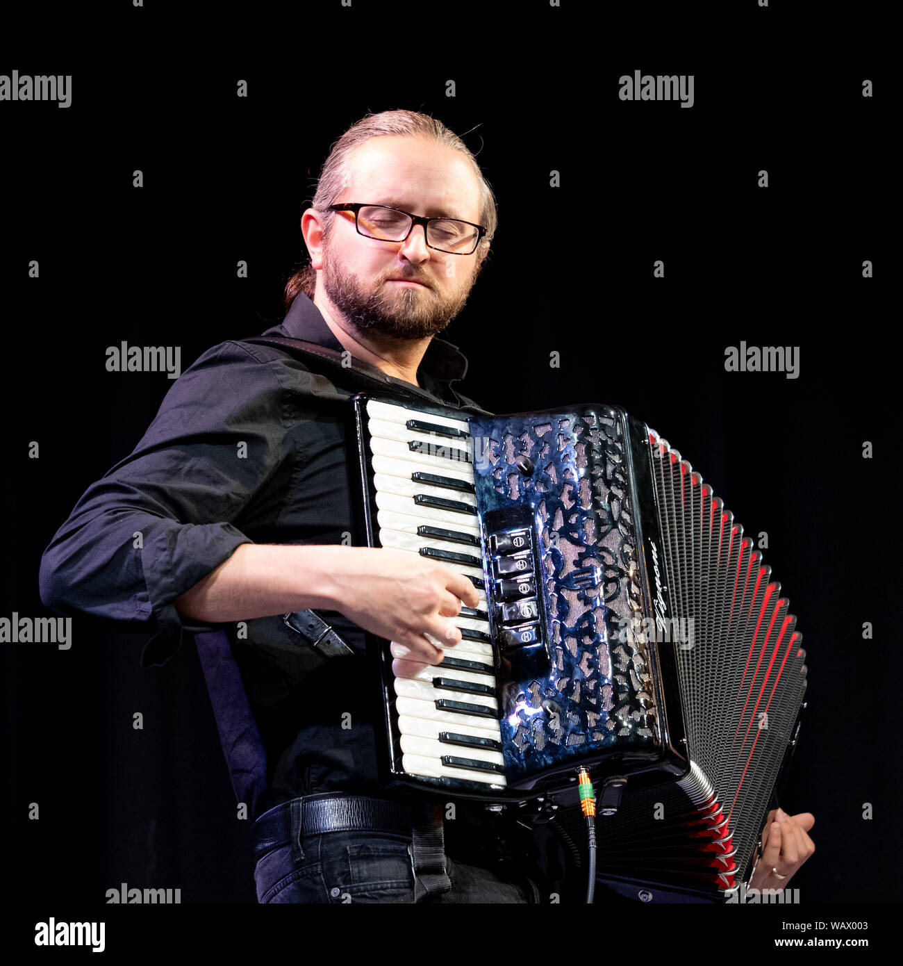 Ilya Shneyveys spielen Klezmer musik auf dem Akkordeon bei einer Fakultät Konzert während der klezfest Music Festival in London, August 2019. Stockfoto