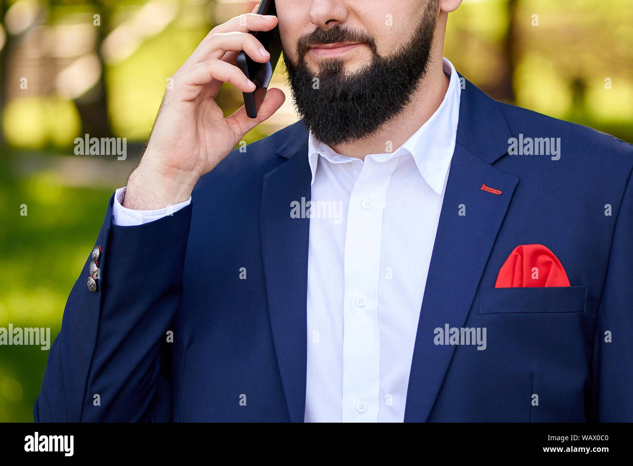 Erfolgreiche junge Mann am Telefon zu sprechen. Stockfoto