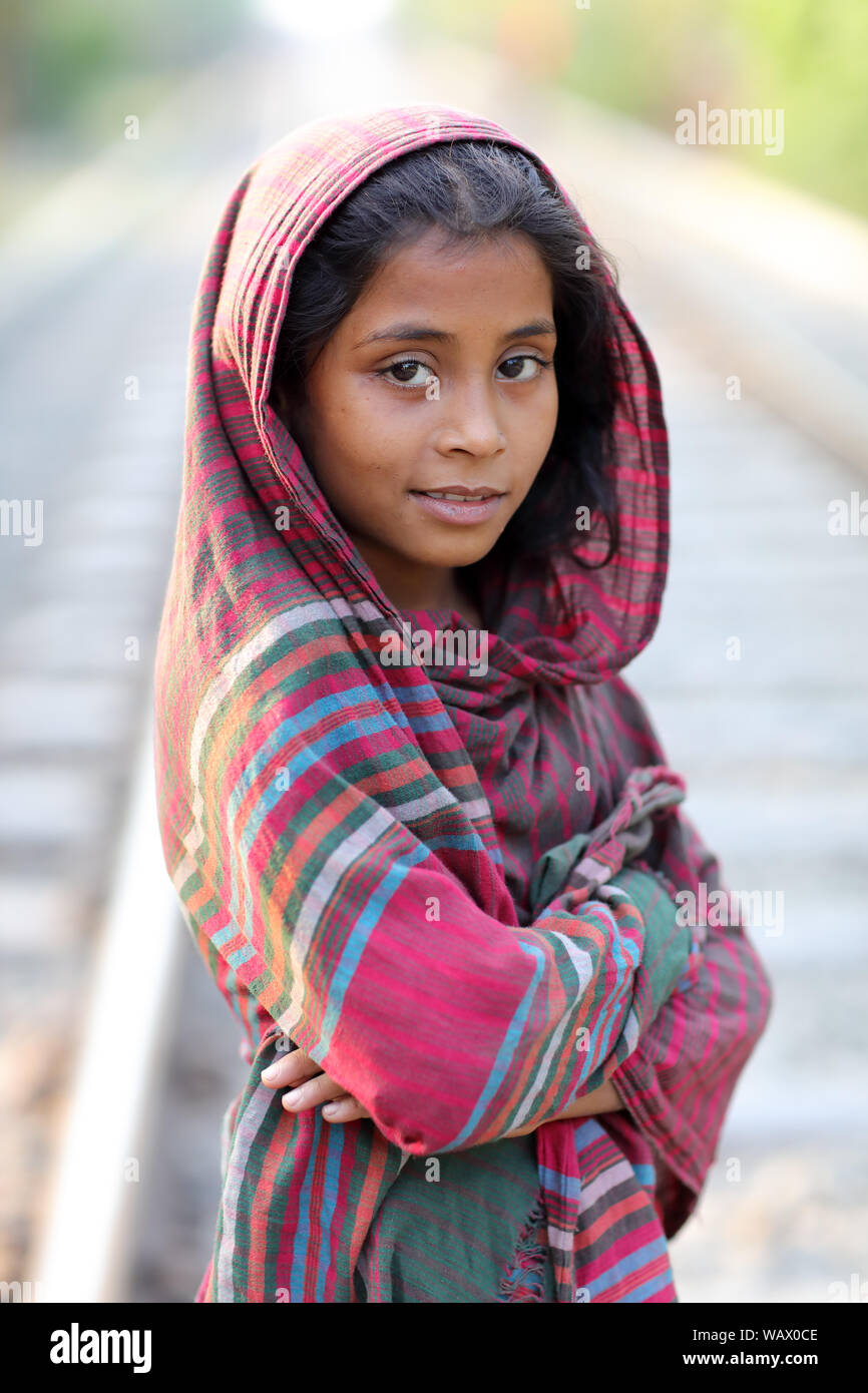Schöne Straße Mädchen in der Nähe des Bahnhofs in Khulna, Bangladesh Stockfoto