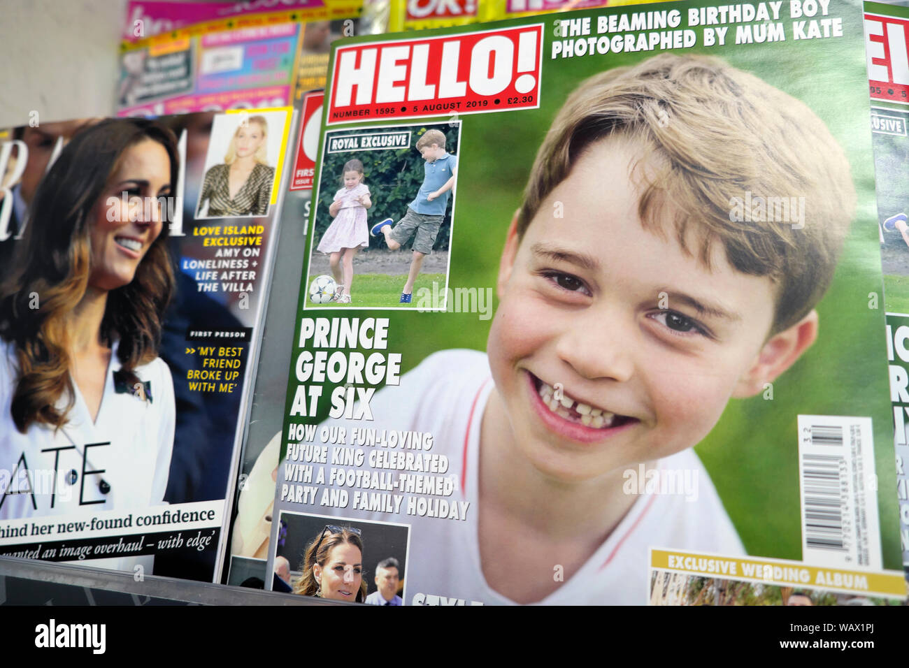 Prince George um sechs auf seinem Geburtstag und Mutter Kate Herzogin von Cambridge auf der vorderen Abdeckung des Hallo! Magazin am Kiosk Regal London UK 2019 Stockfoto