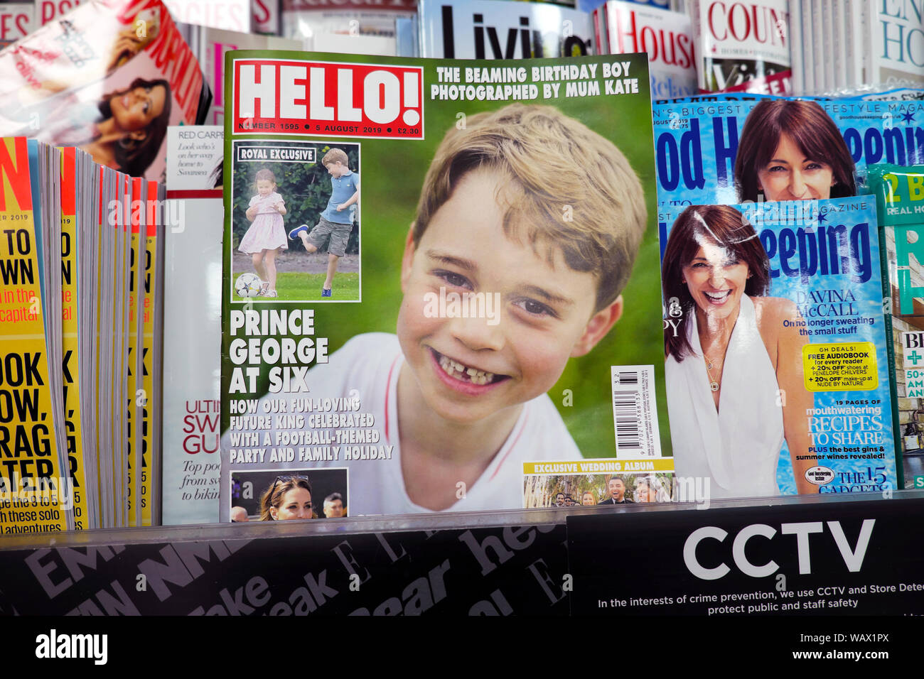 Prince George um sechs auf seinem Geburtstag und Mutter Kate Herzogin von Cambridge auf der vorderen Abdeckung des Hallo! Magazin am Kiosk Regal London UK 2019 Stockfoto