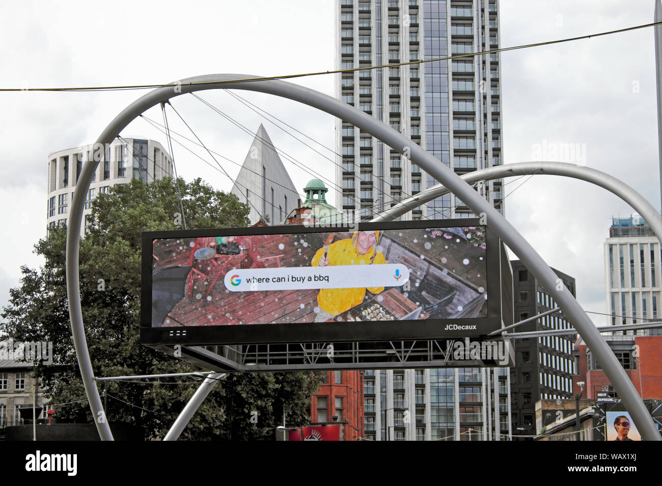 Google Anzeige Mann fragt "Wo kann ich ein bbq "elektronische Anzeigentafel an der alten Straße Kreisverkehr in Shoreditch London EC 1 England UK KATHY DEWITT kaufen Stockfoto