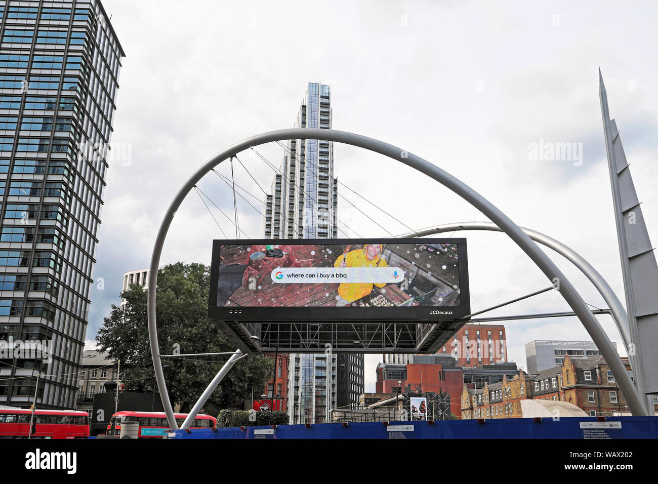 Google Anzeige Mann fragt "Wo kann ich ein bbq "elektronische Anzeigentafel an der alten Straße Kreisverkehr in Shoreditch London EC 1 England UK KATHY DEWITT kaufen Stockfoto