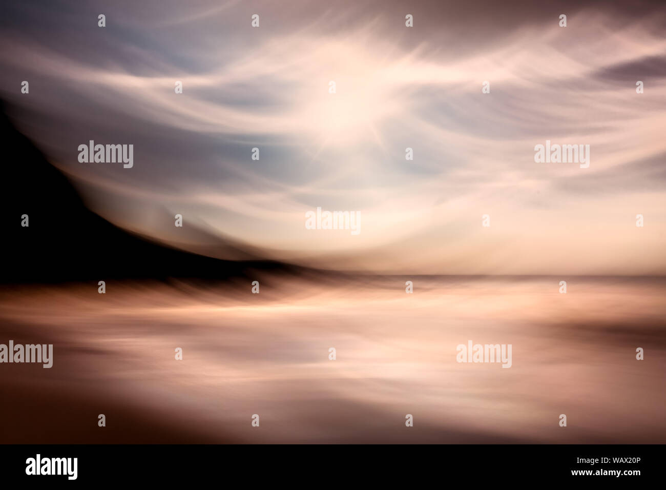 Landspitze Abtracts, Portwrinkle Strand im Süden Osten Cornwall. Foto mit einer Technik namens ICM (bewusste Bewegung der Kamera), die creat genommen Stockfoto