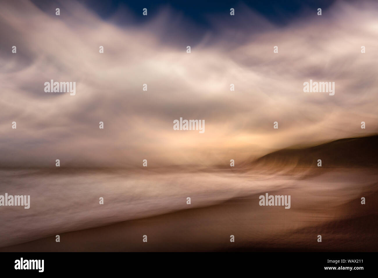 Abstracts in der Brandung, Portwrinkle Strand im Süden Osten Cornwall. Fotografieren mit einer Technik namens ICM (bewusste Bewegung der Kamera), die c Stockfoto