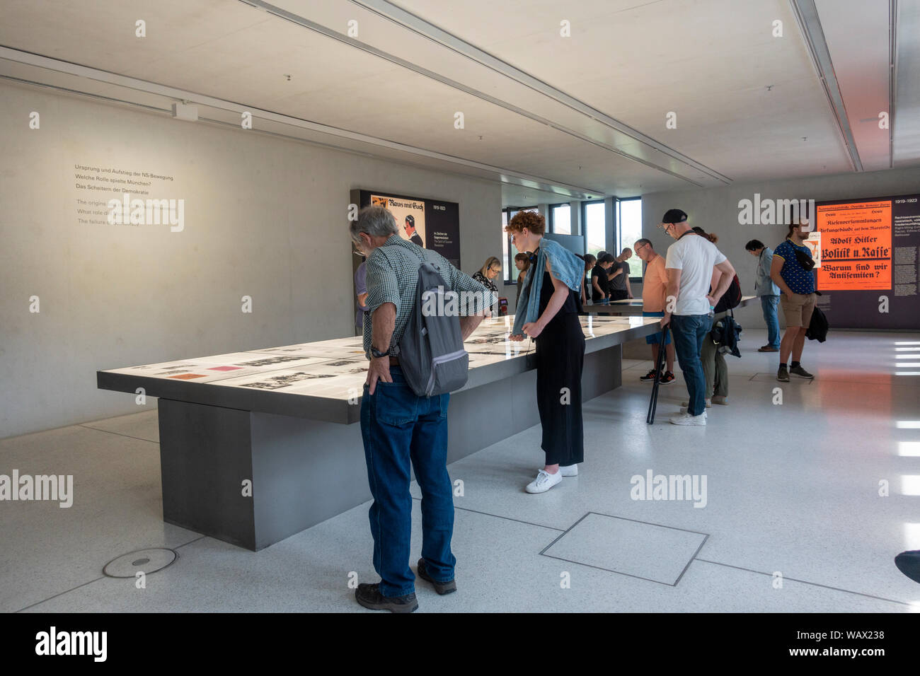 Besucher, die an Displays, NSDokumentationszentrum München