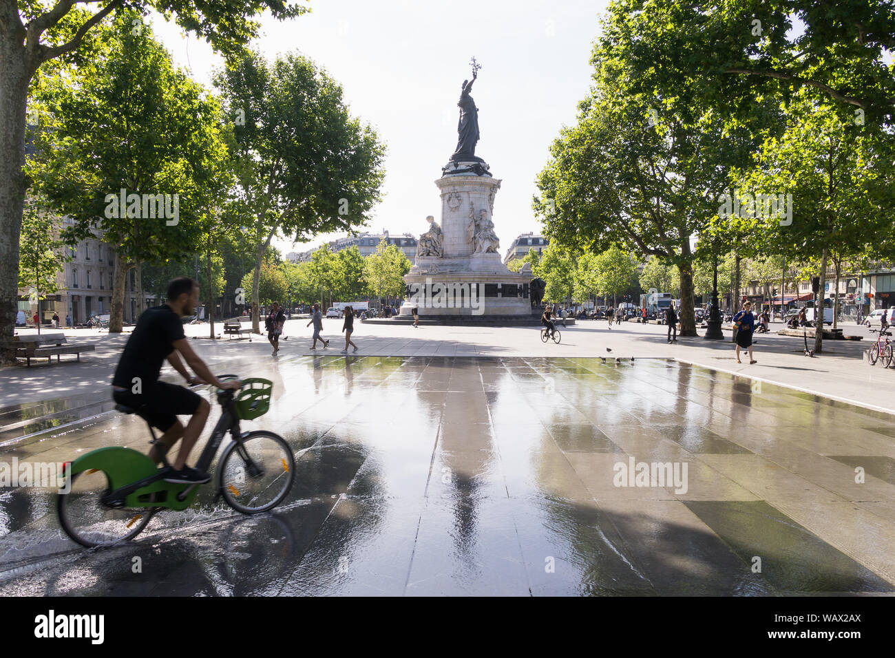 Paris morgen - Mann Radfahren über den Place de la Republique in Paris in den Morgen. Frankreich, Europa. Stockfoto