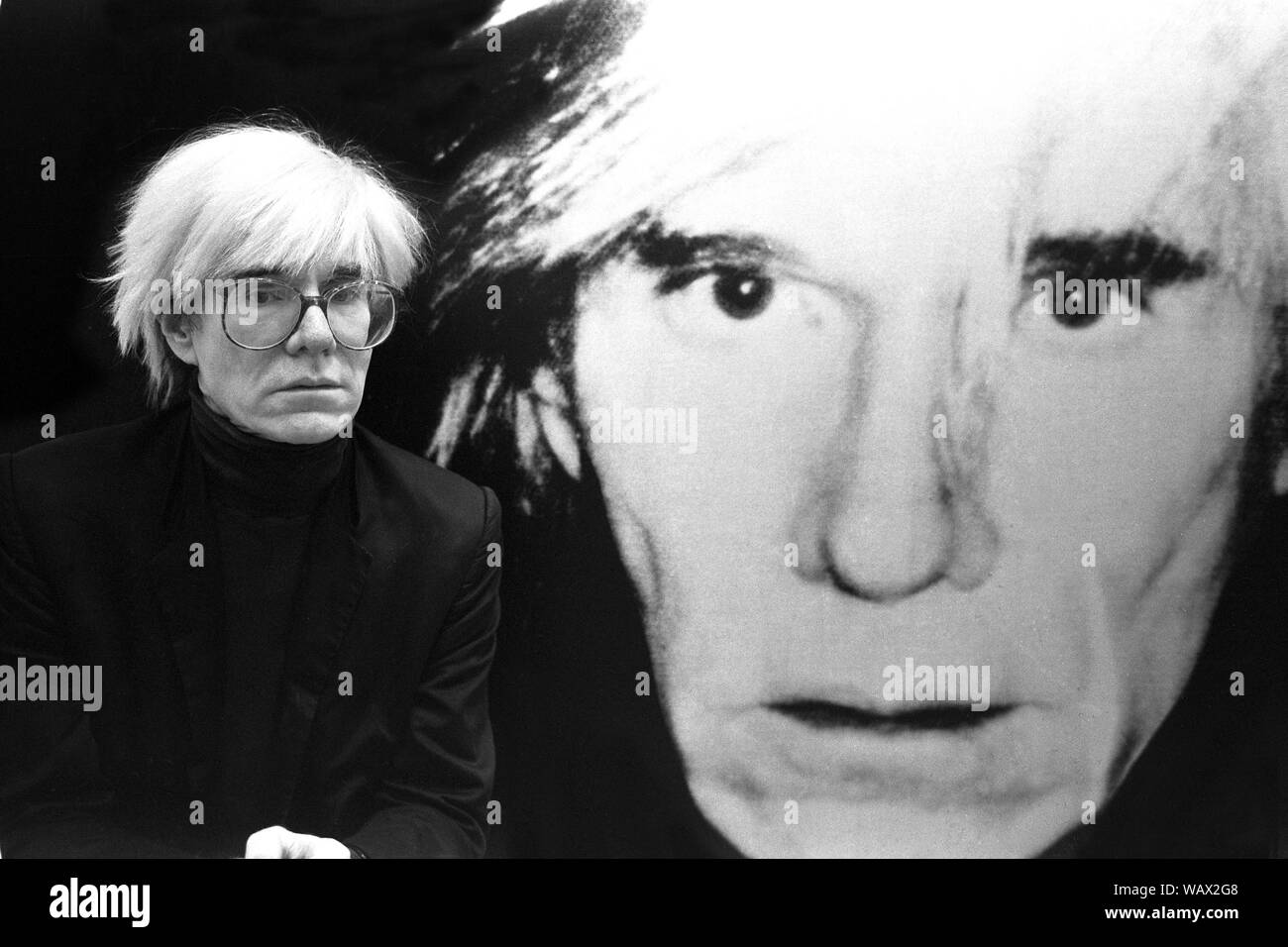 Andy Andy Warhol bei der Eröffnung der Ausstellung Andy Warhol, Anthony d'Offay Gallery, London, 1986. Stockfoto