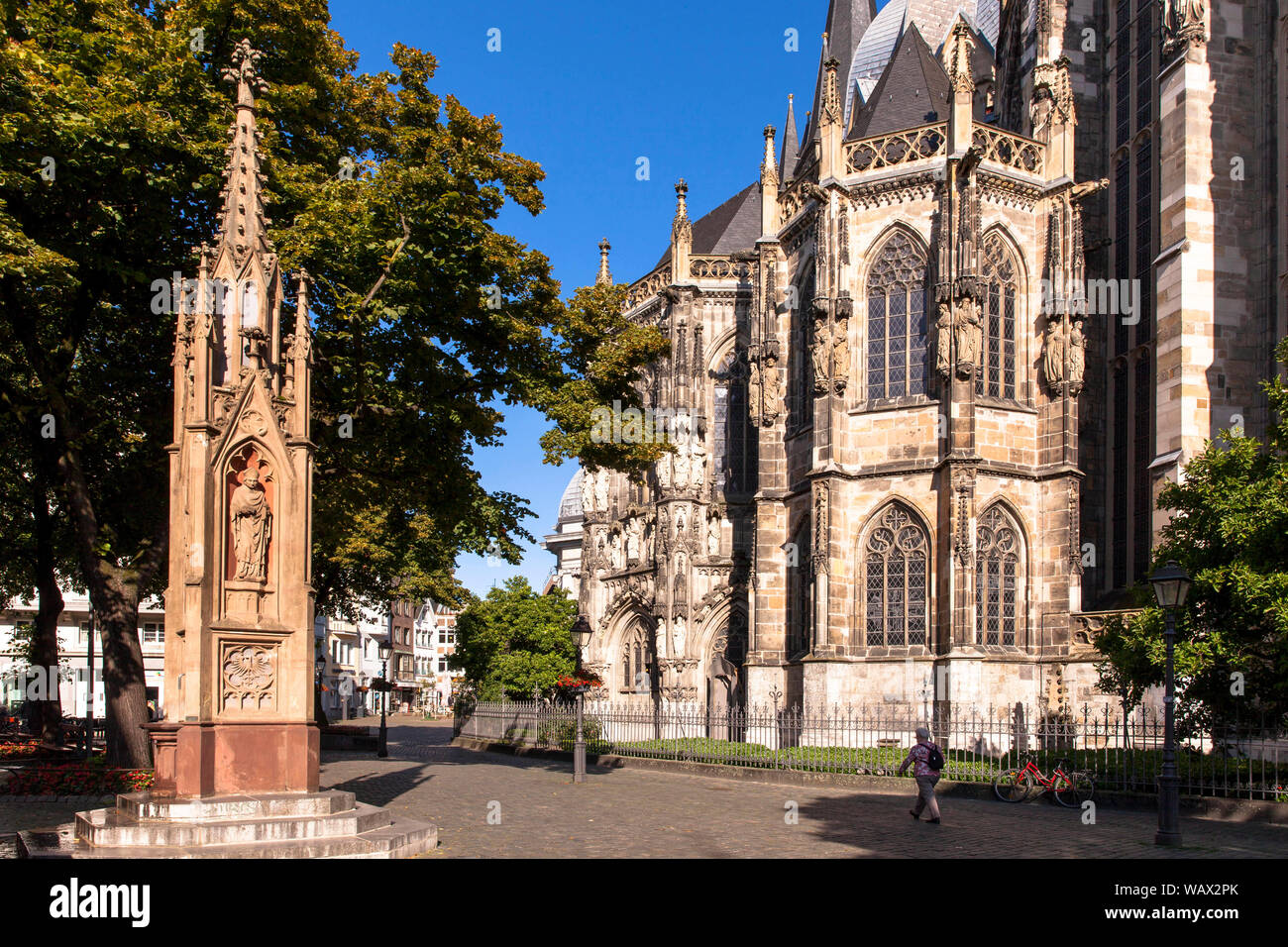 Das vinzenz Brunnen am Münsterplatz vor der Kathedrale in Aachen, Nordrhein-Westfalen, Deutschland. der Vinzenzbrunnen auf dem Münsterplatz Stockfoto
