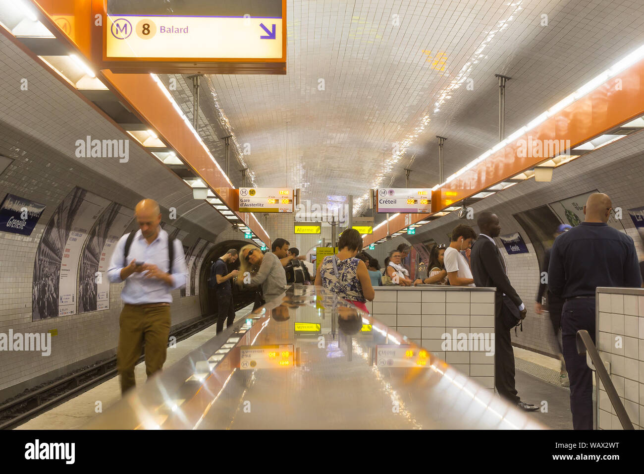 Paris - die Pariser Metro Station wartet für die Metro in La Motte Picquet Grennele station. Frankreich, Europa. Stockfoto