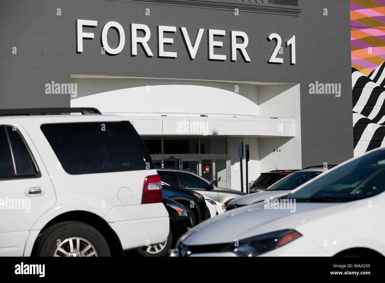 Ein logo Zeichen außerhalb eines Für Immer 21 Retail Store in Sandy, Utah am 27. Juli 2019. Stockfoto