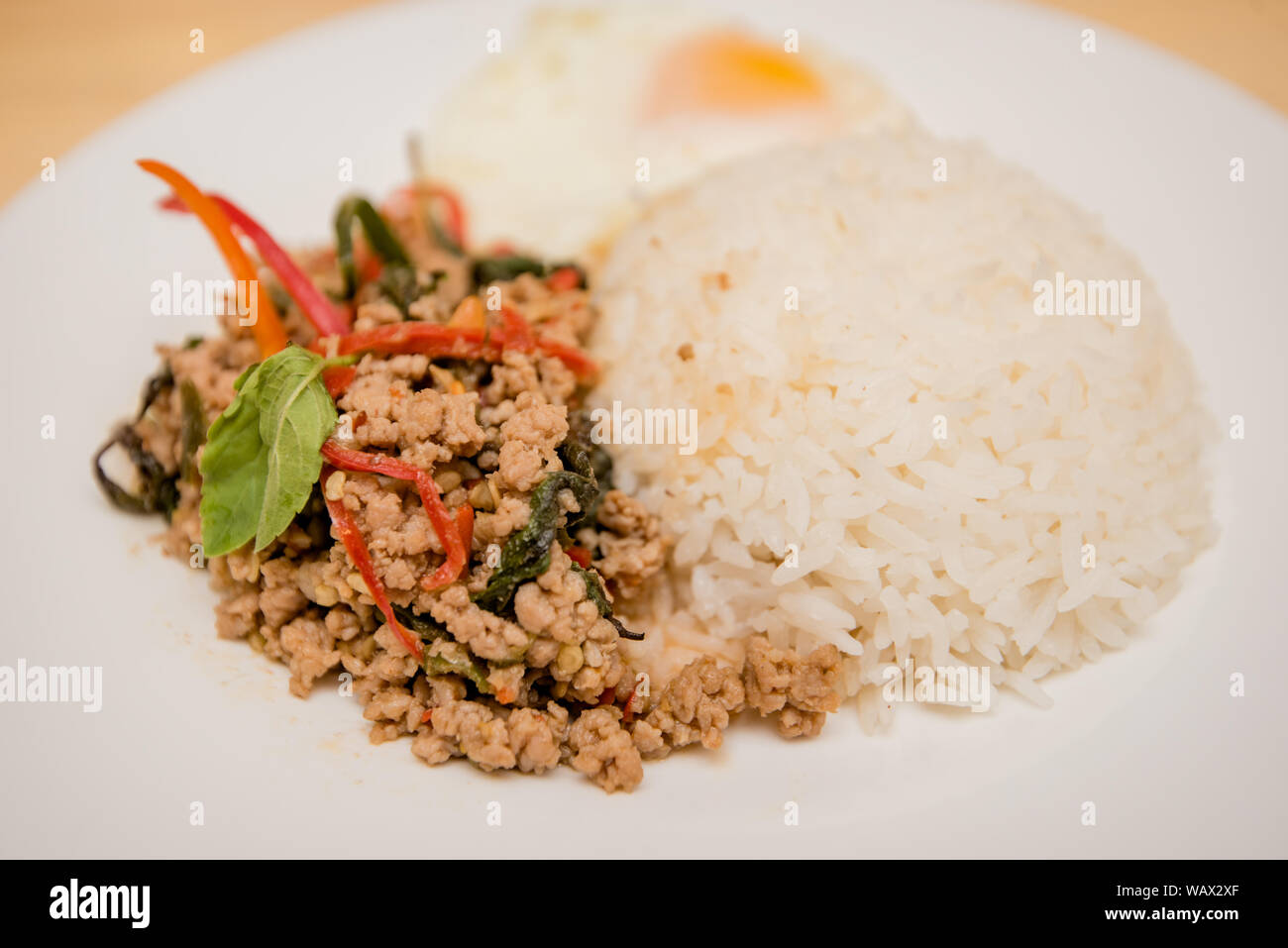 Gebratenen Schwein und Basilikum und Spiegelei mit Reis, Thai Food Stockfoto