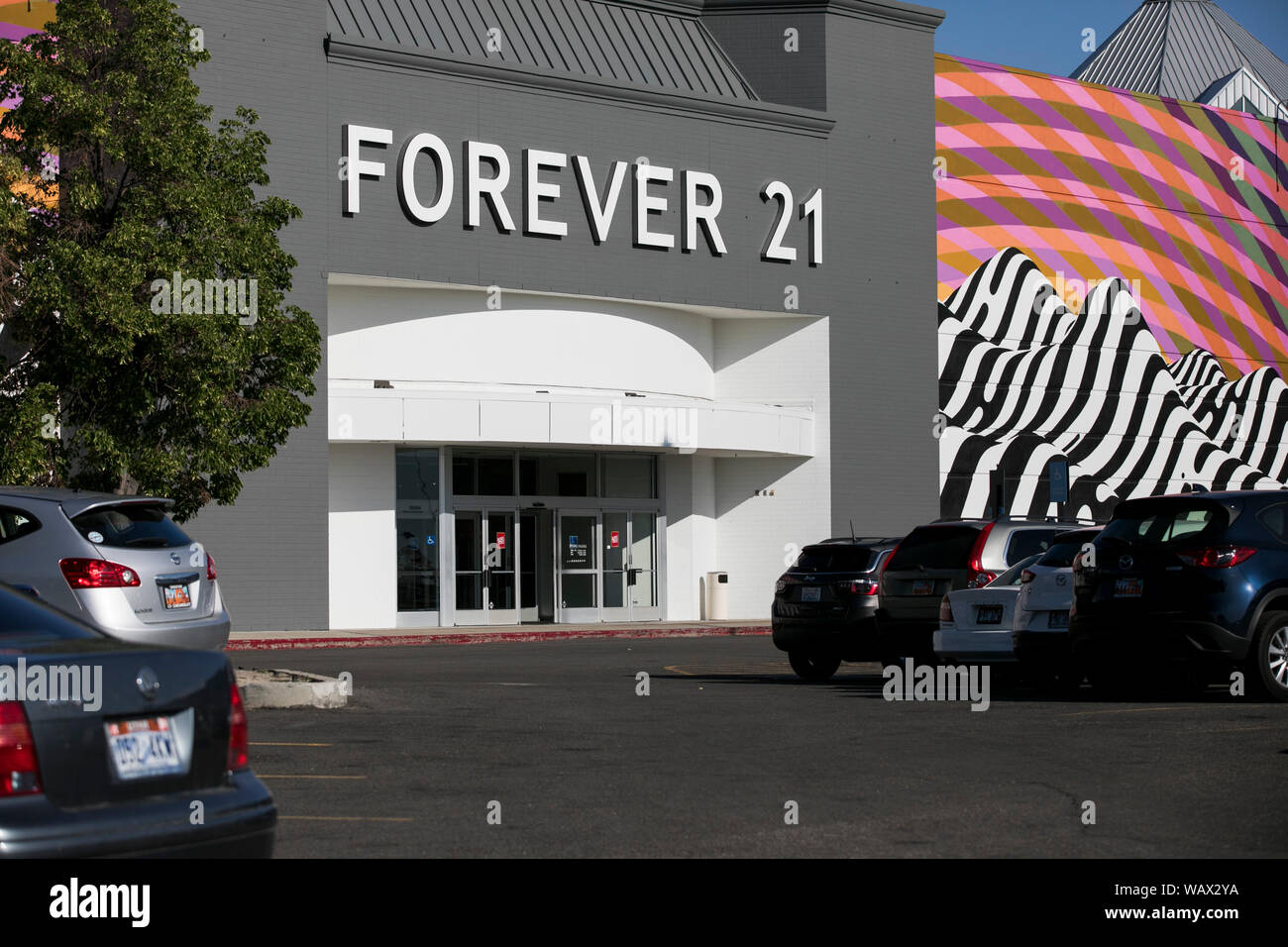 Ein logo Zeichen außerhalb eines Für Immer 21 Retail Store in Sandy, Utah am 27. Juli 2019. Stockfoto