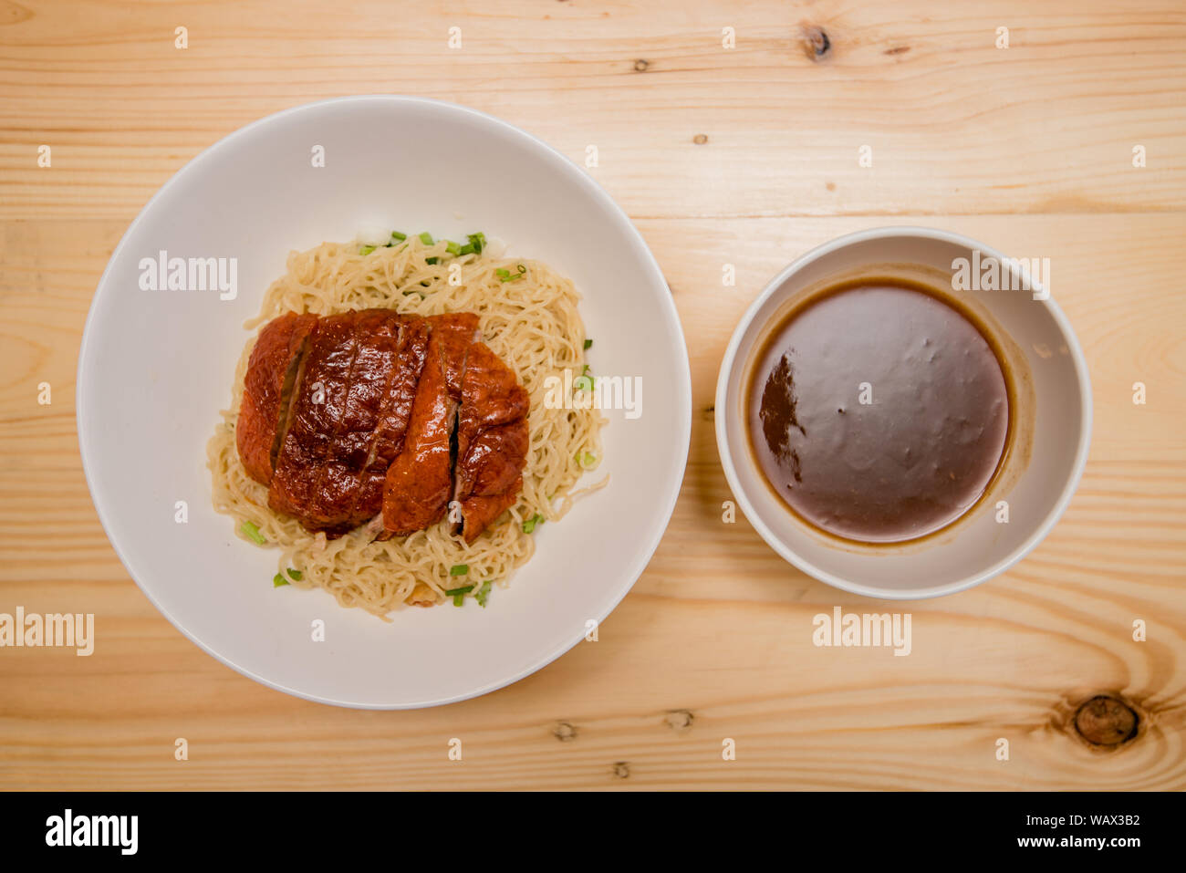 Nudel mit gebratener Ente, Thai Food, chinesisches Essen Stockfoto