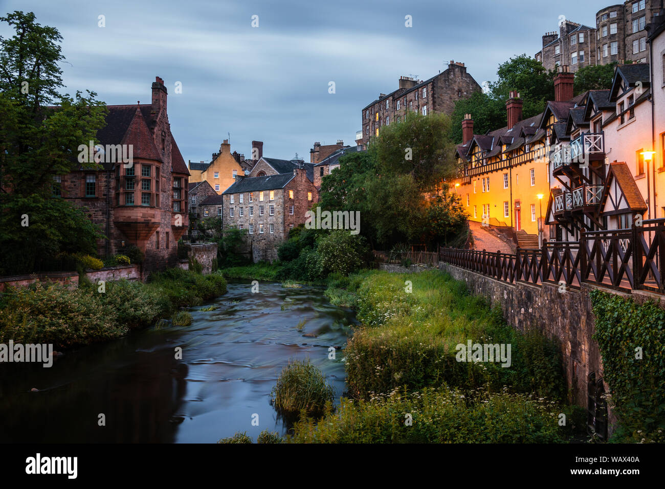 Anzeigen von Dean Dorf entlang der Wasser des Leith im Zentrum von Edinburgh in der Dämmerung. Lange Belichtung. Stockfoto