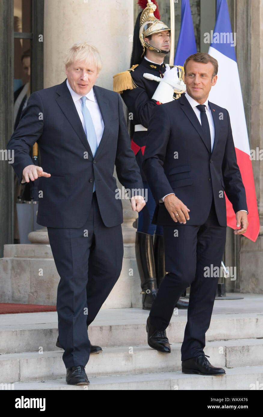Premierminister Boris Johnson und der französische Präsident Emmanuel Längestrich im Elysee-palast in Paris folgenden Vorträge, um zu versuchen, die Brexit Stillstand zu überwinden. Stockfoto