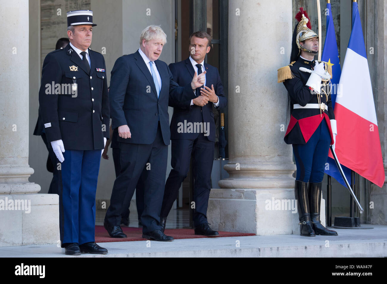 Premierminister Boris Johnson und der französische Präsident Emmanuel Längestrich im Elysee-palast in Paris folgenden Vorträge, um zu versuchen, die Brexit Stillstand zu überwinden. Stockfoto