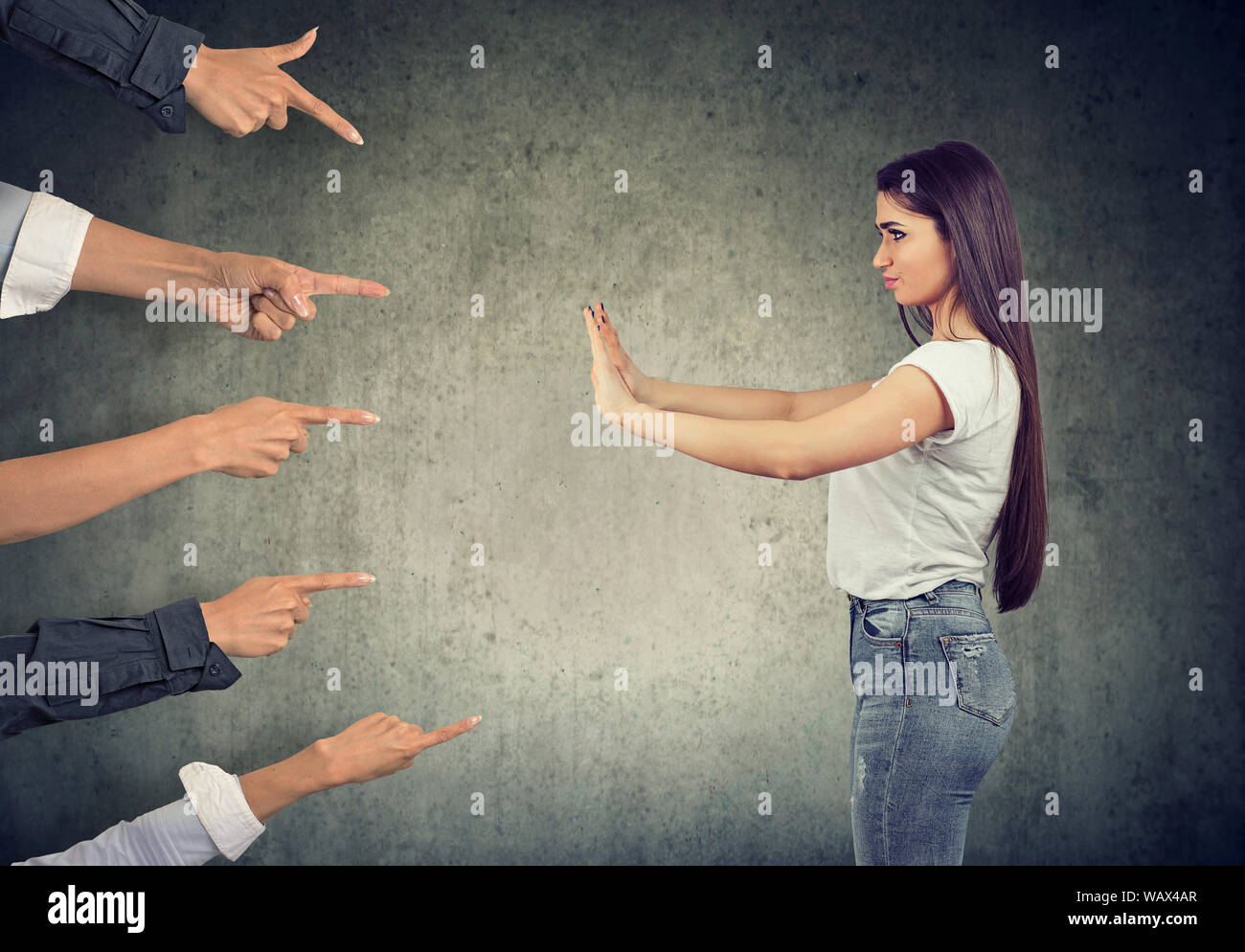 Selbstbewusste Frau die Hände in stop Geste, sich die Verteidigung von Menschen mit Schuld zeigen sie an Stockfoto