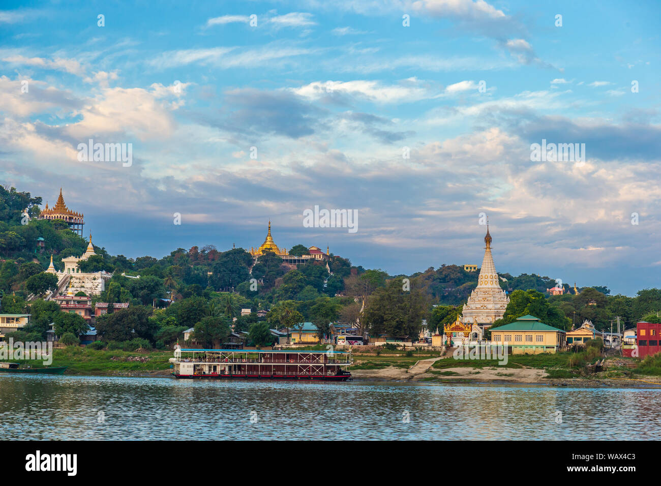 Tolle Aussicht der antiken Architektur mit goldenen Pagoden in Myanmar (Birma) Stockfoto