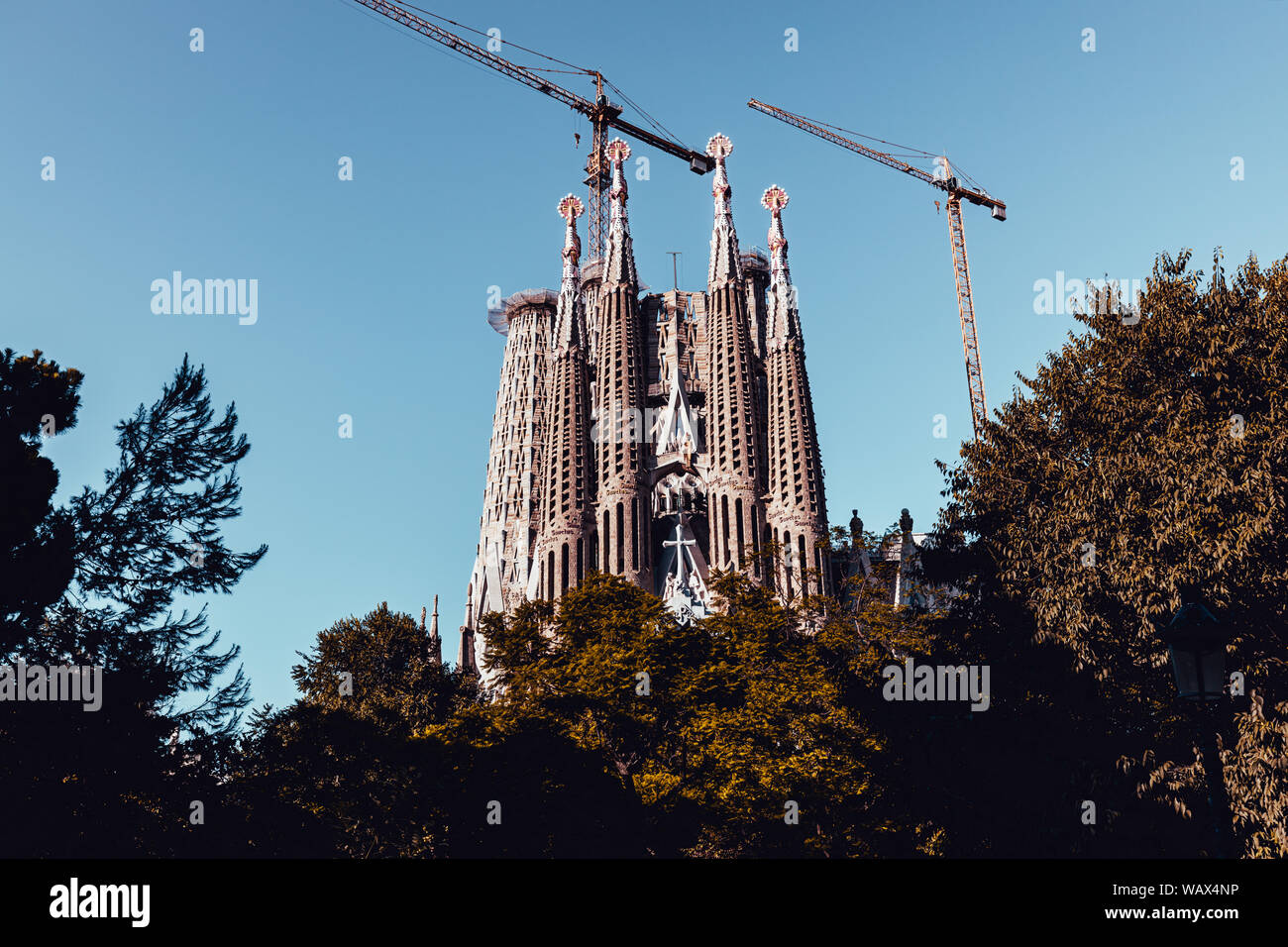 Sagrada Familia außen an heissen Sommertag in Barcelona Spanien mit blauem Himmel Stockfoto