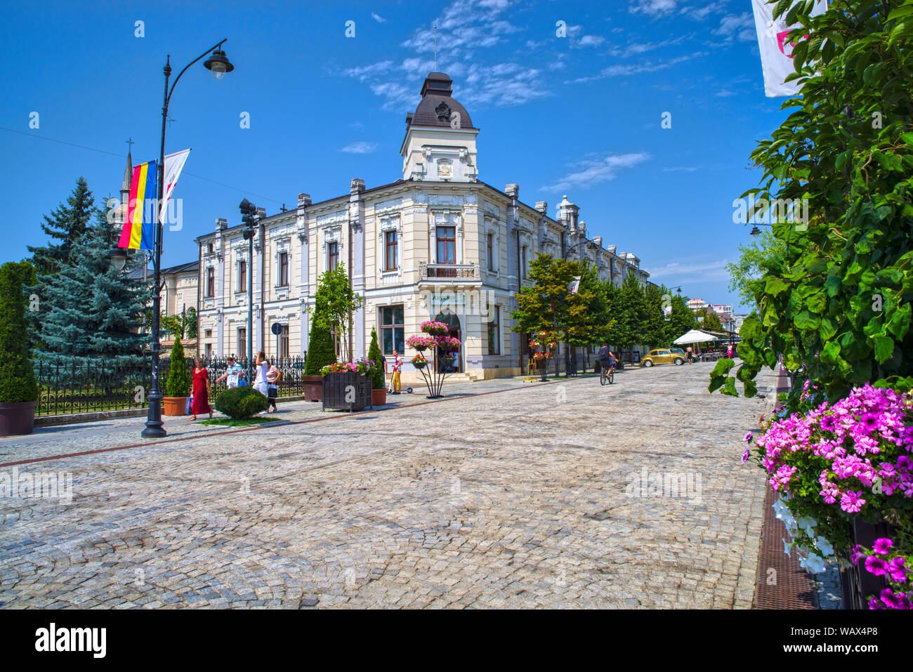 IASI, Rumänien - 19. AUGUST 2019: Pietonal Straße in Iasi vor Rathaus und orthodoxe Kathedrale Stockfoto