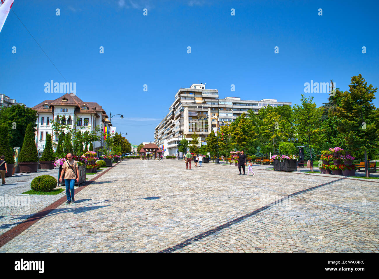 IASI, Rumänien - 19. AUGUST 2019: Pietonal Straße in Iasi vor Rathaus und orthodoxe Kathedrale Stockfoto