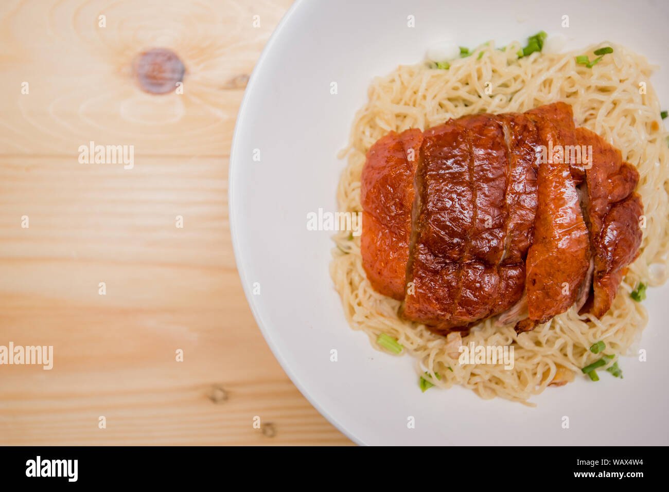 Nudel mit gebratener Ente, Thai Food, chinesisches Essen Stockfoto