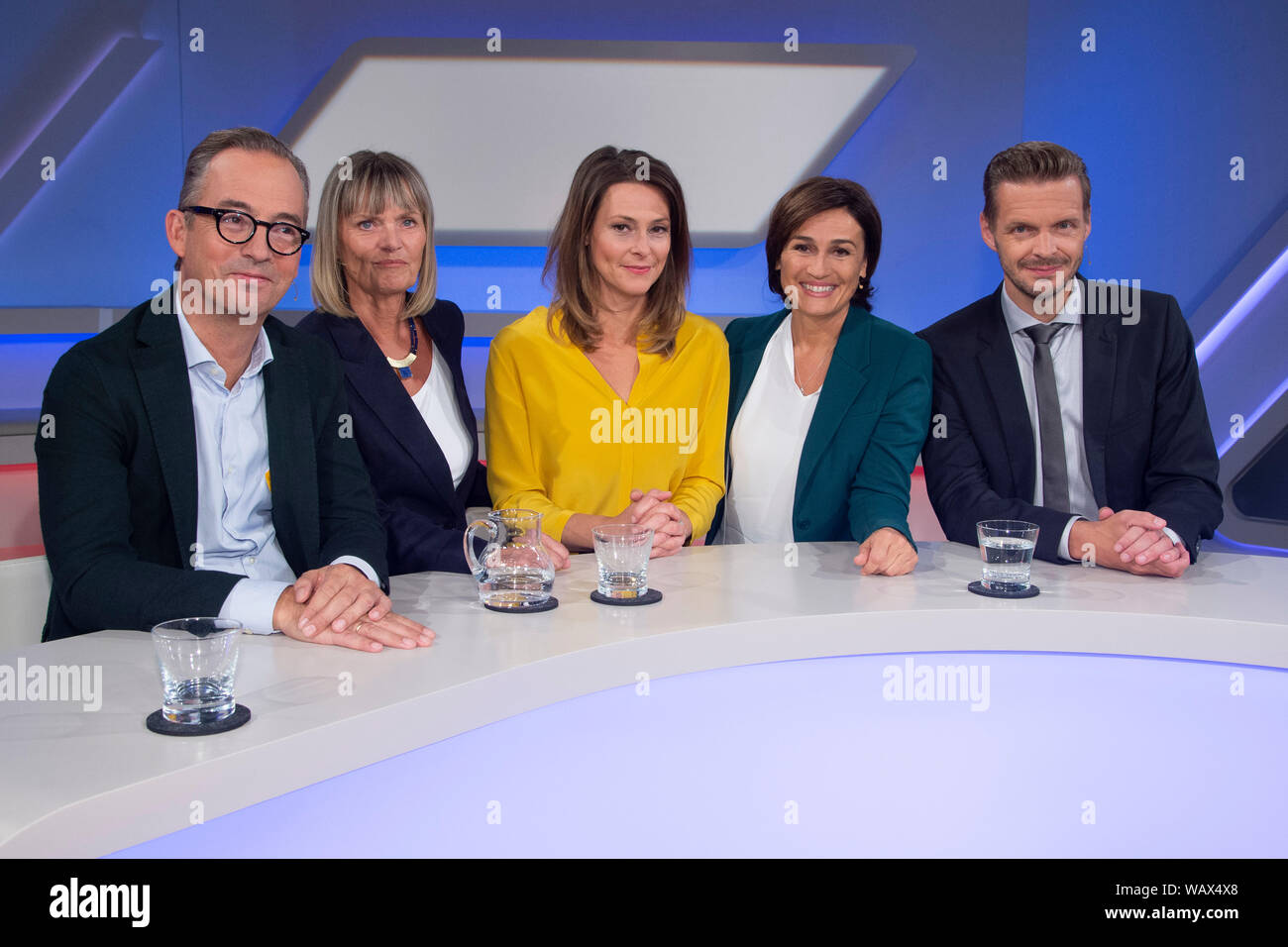 Von links: Jan FLEISCHHAUER, Kolumnist, Journalist, Cornelia KUPSCH (aus der DDR vor 30 Jahren floh), Anja Reschke, (ARD-Moderator, Panorama), Sandra Maischberger, Moderatorin, Florian Schroeder, Kabarettist, "aischberger", Talk Show, WDR/ARD, 21.08.2019. | Verwendung weltweit Stockfoto