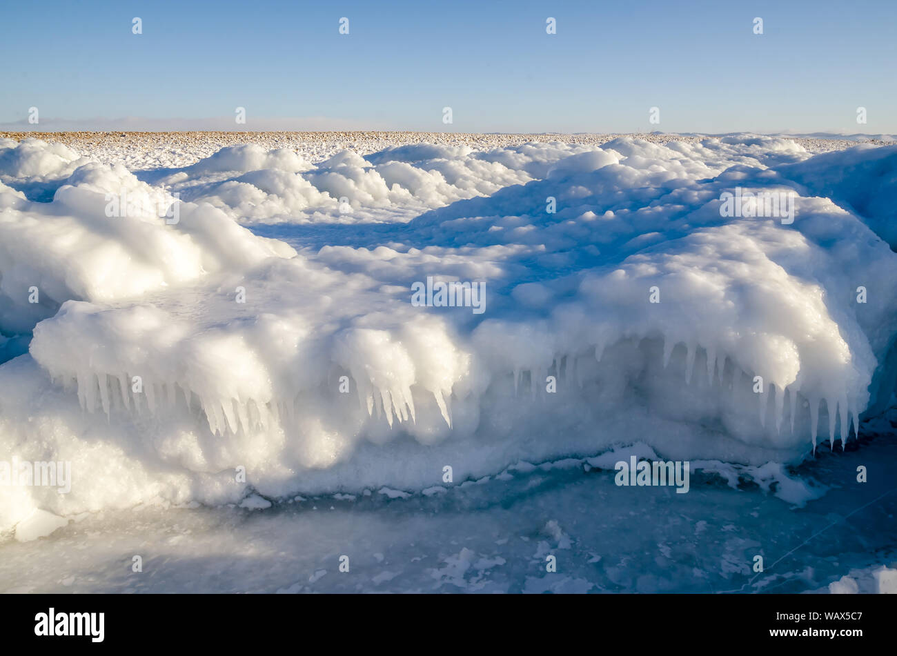 Baikalsee im Winter. Vereiste Klippen mit wunderschönen großen Eiszapfen Stockfoto