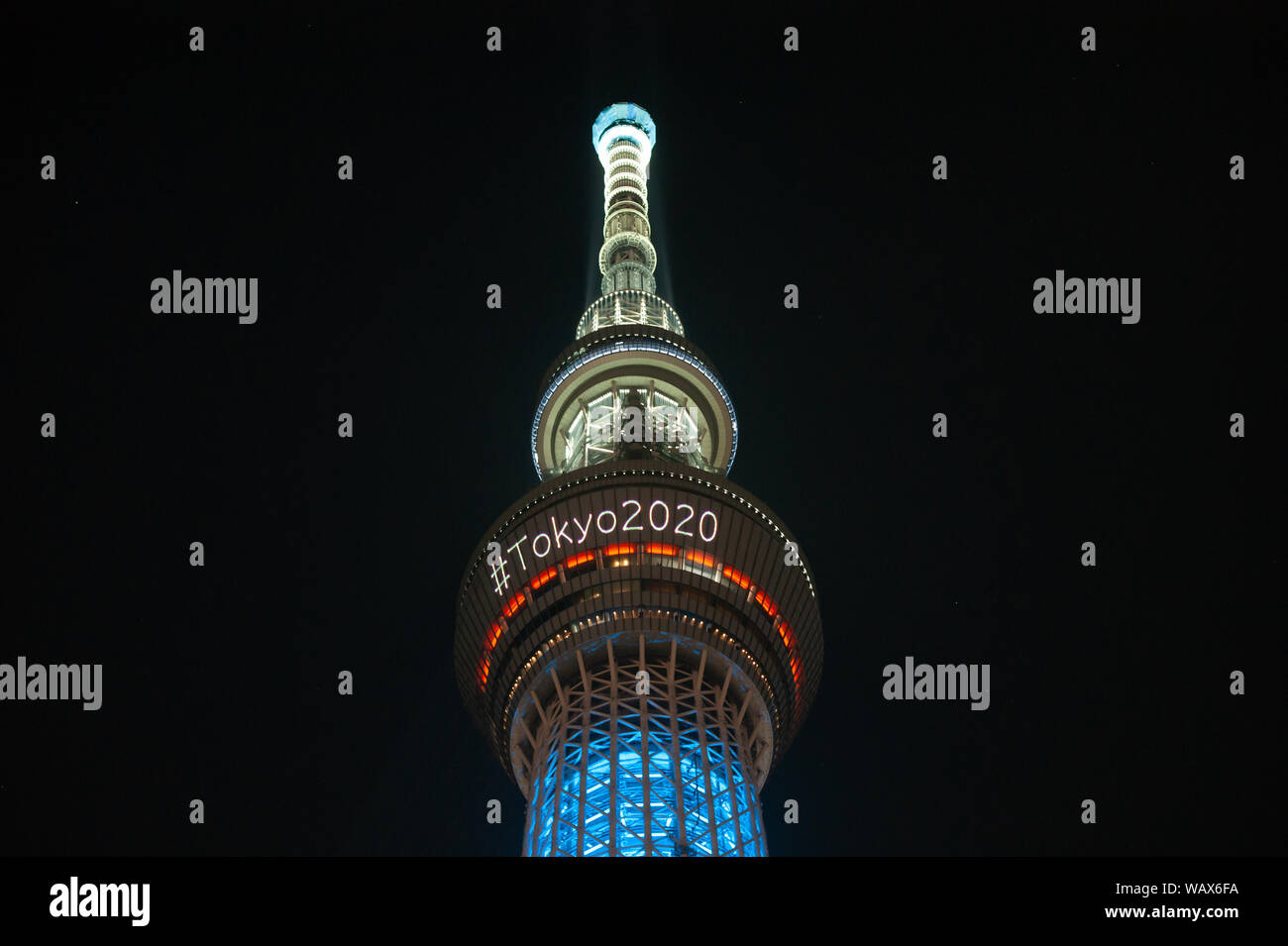 Tokyo, Japan - 29. Juli 2019: Die skytree Turm ist in der Nacht bei der Bekanntgabe der olympischen Spiele in Tokio 2020 mit einem Hashtag beleuchtet. Stockfoto