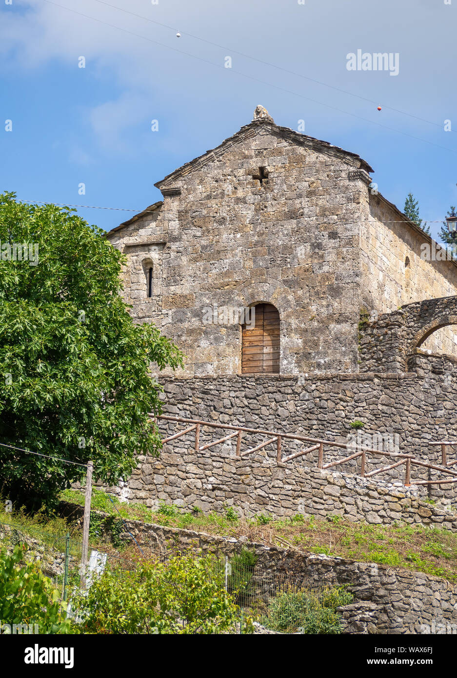 Alte Kirche in Vagli Sotto, in der Garfagnana, Italien. Der hl. Augustinus gewidmet Es stammt aus dem 11. Jahrhundert und befindet sich neben einem ehemaligen Kloster. Stockfoto