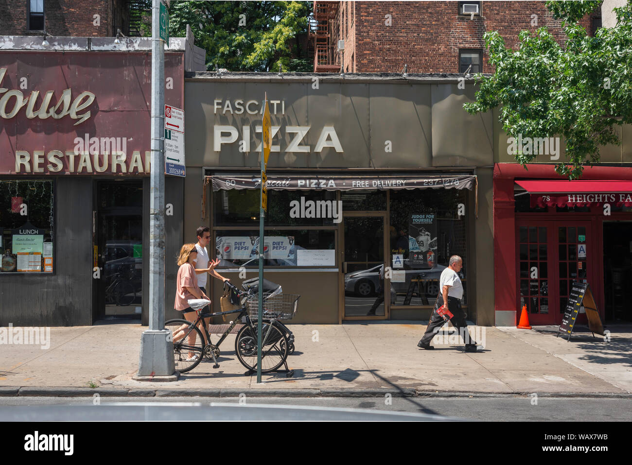 Brooklyn Straße, Aussicht im Sommer von Menschen zu Fuß vorbei an Geschäften in der Henry Street, Brooklyn Heights, New York City, USA Stockfoto