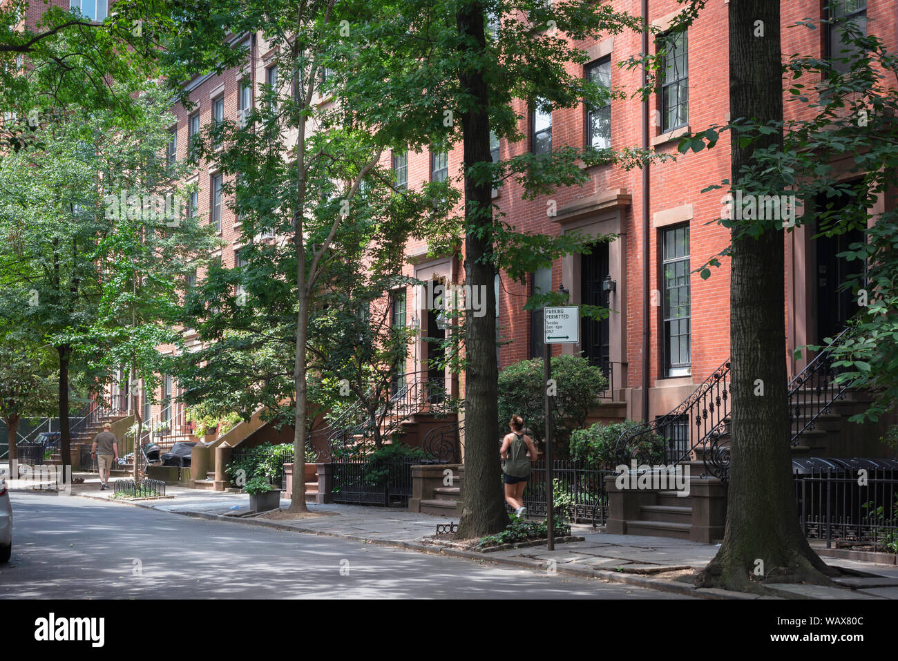 Brooklyn Heights, im Sommer entlang einer typischen Straße aus Sandsteinen in den gehobenen Brooklyn Heights, Brooklyn, New York City, USA Stockfoto