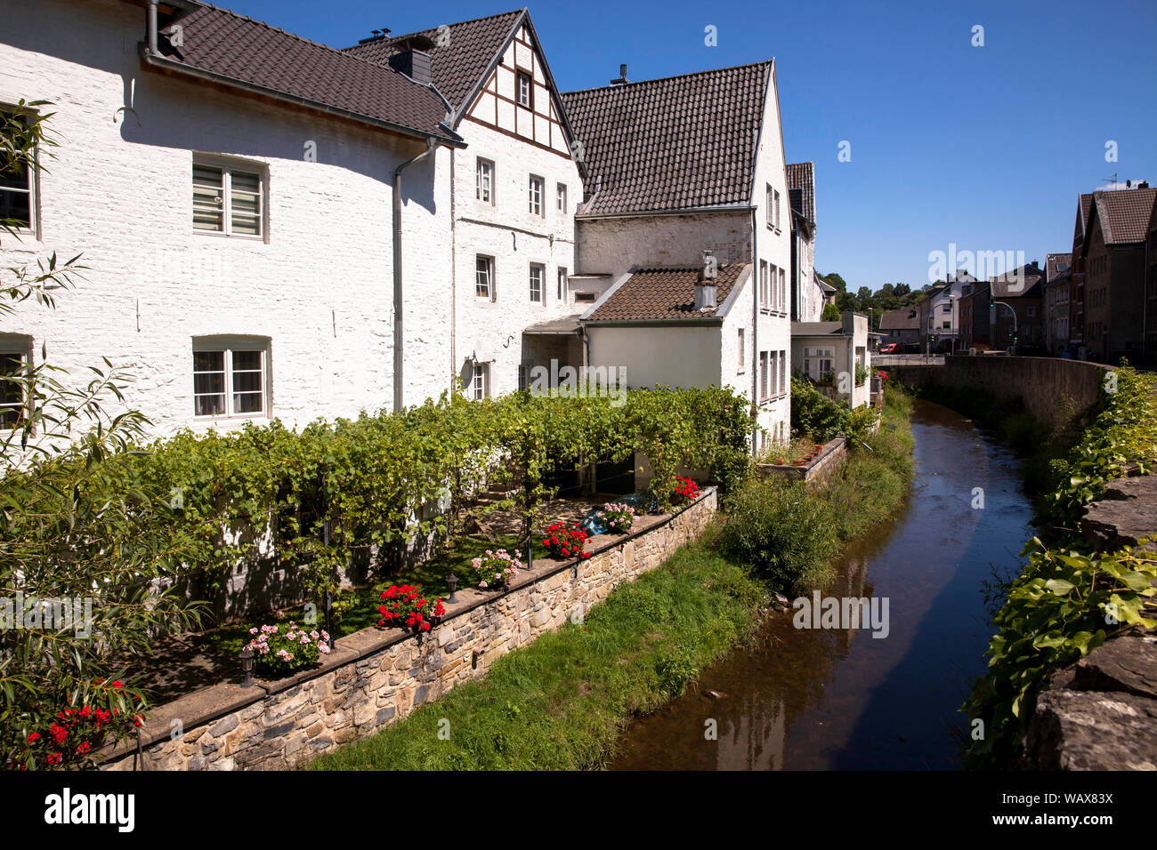 Häuser am Fluss Inde im Bezirk Kornelimuenster, Aachen, Nordrhein-Westfalen, Deutschland. Haeuser an der Inde im Stadtteil Kornelimuenster, Stockfoto