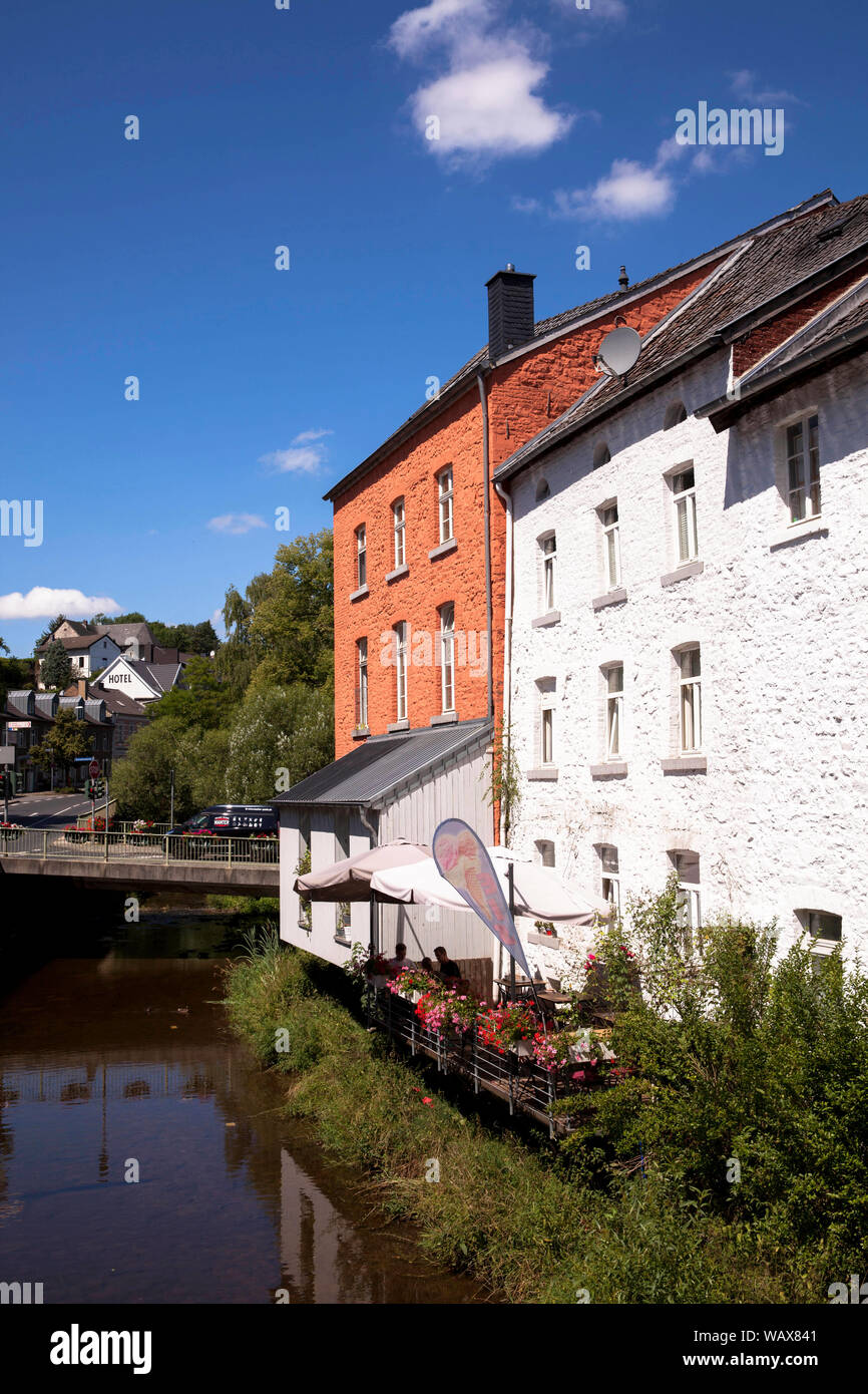Häuser am Fluss Inde im Bezirk Kornelimuenster, Aachen, Nordrhein-Westfalen, Deutschland. Haeuser an der Inde im Stadtteil Kornelimuenster, Stockfoto