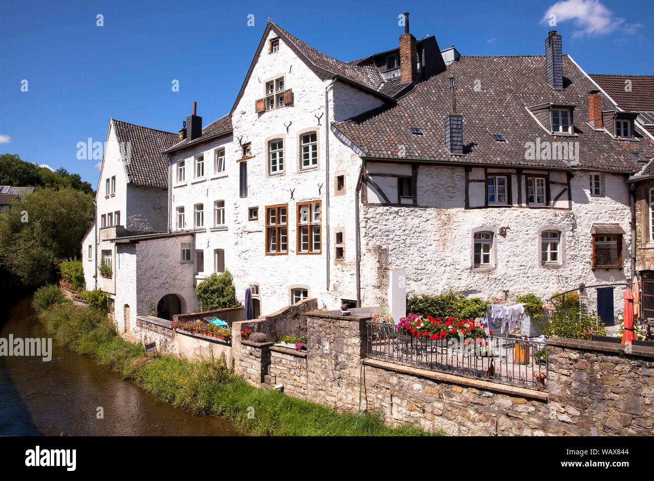 Häuser am Fluss Inde im Bezirk Kornelimuenster, Aachen, Nordrhein-Westfalen, Deutschland. Haeuser an der Inde im Stadtteil Kornelimuenster, Stockfoto