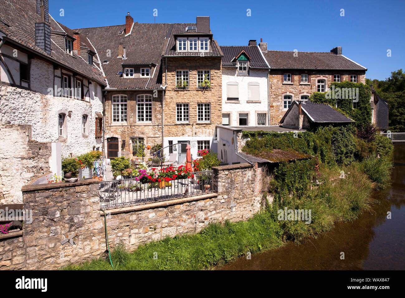 Häuser am Fluss Inde im Bezirk Kornelimuenster, Aachen, Nordrhein-Westfalen, Deutschland. Haeuser an der Inde im Stadtteil Kornelimuenster, Stockfoto