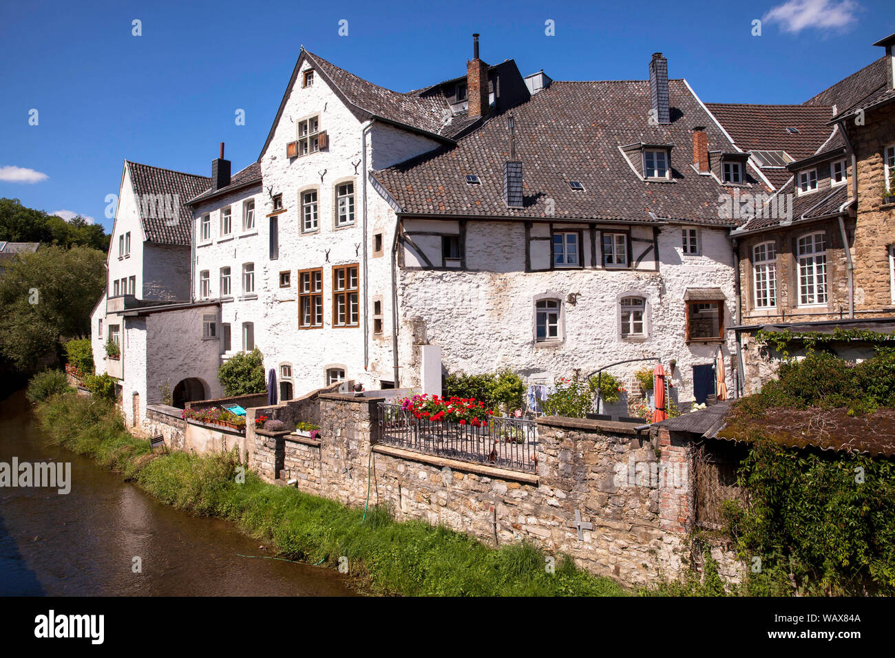 Häuser am Fluss Inde im Bezirk Kornelimuenster, Aachen, Nordrhein-Westfalen, Deutschland. Haeuser an der Inde im Stadtteil Kornelimuenster, Stockfoto